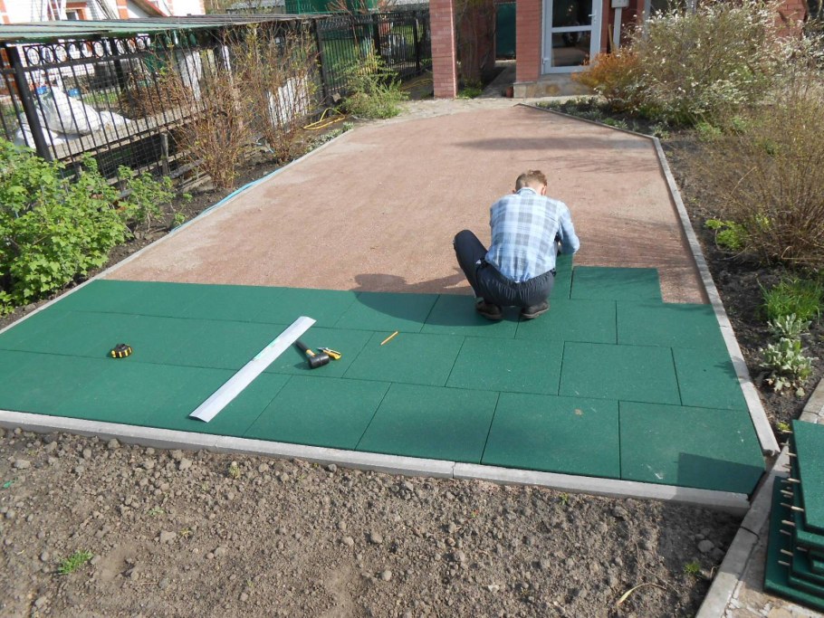 Укладка резиновой плитки на даче