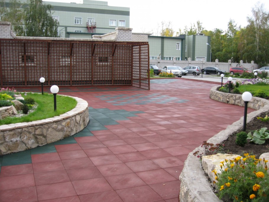 Резиновая плитка во дворе