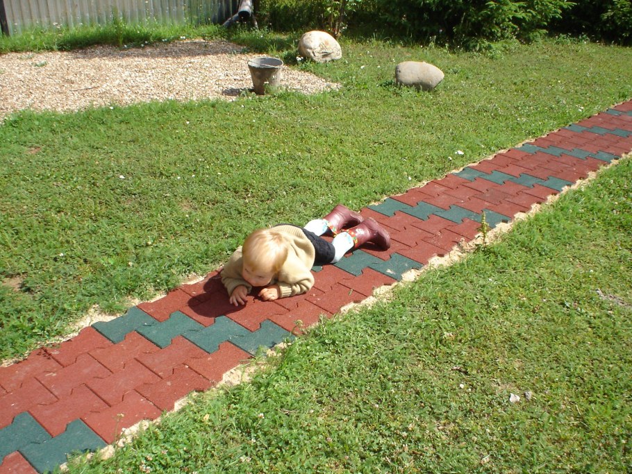 Резиновые плитки для садовых дорожек