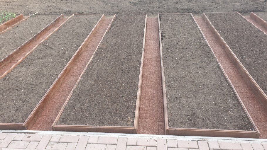 Площадка на резиновой плитке на участке