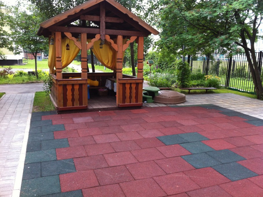 Тротуарная плитка в беседке