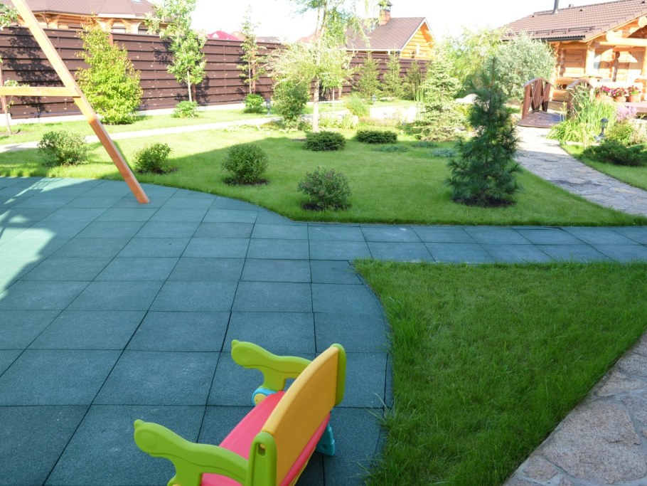 Резиновое покрытие на даче