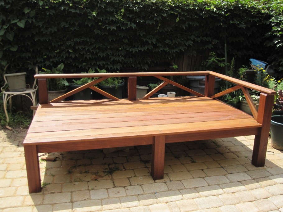 Деревянный топчан для дачи