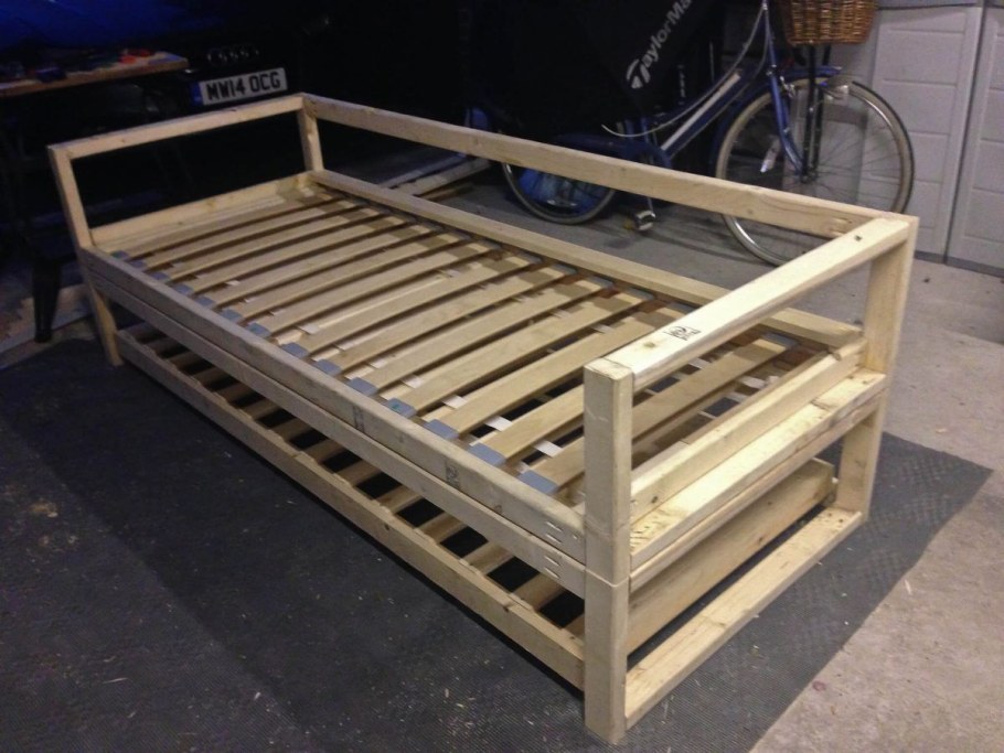 Самодельный деревянный диван