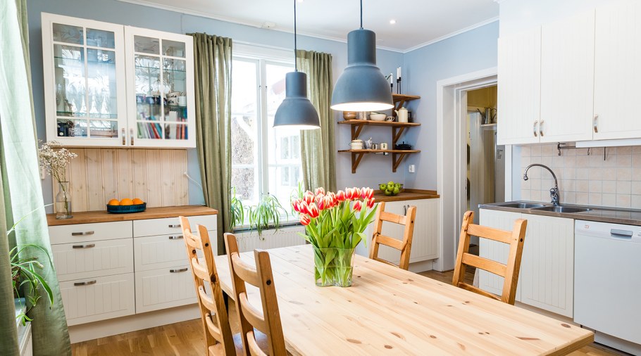 Простая квартира с красивой стеной