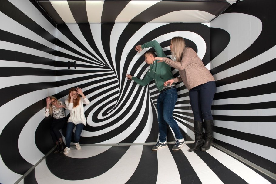 Оптическая иллюзия инсталляция