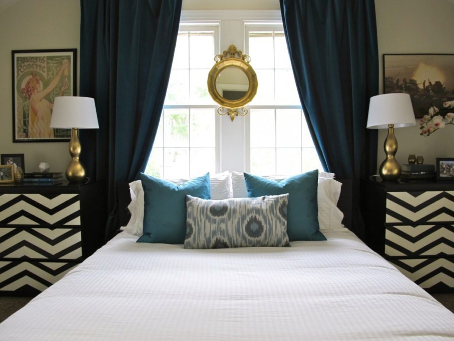 Изголовье кровати у окна в спальне