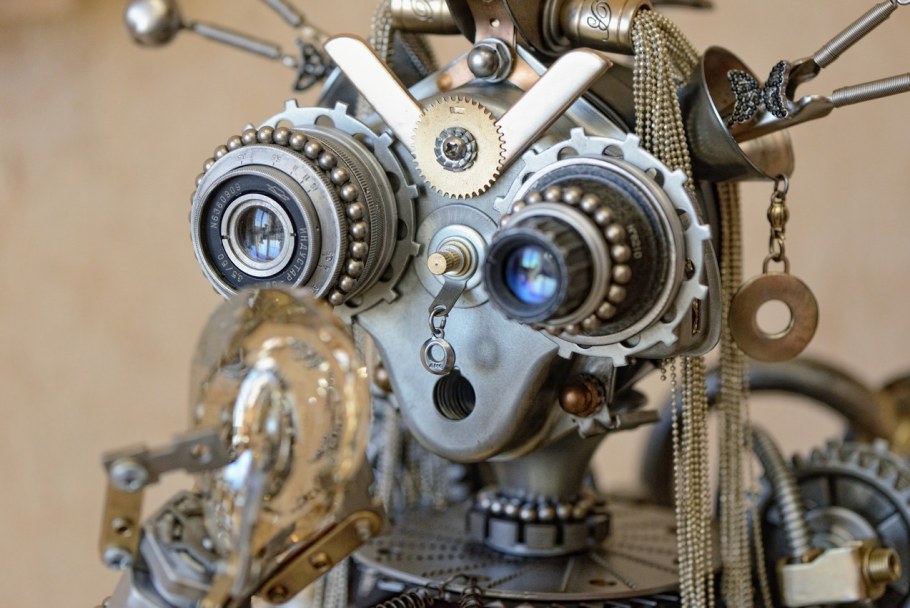 Робот из автомобильных запчастей