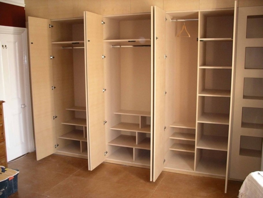 Шкаф гардероб в спальню с распашными дверями