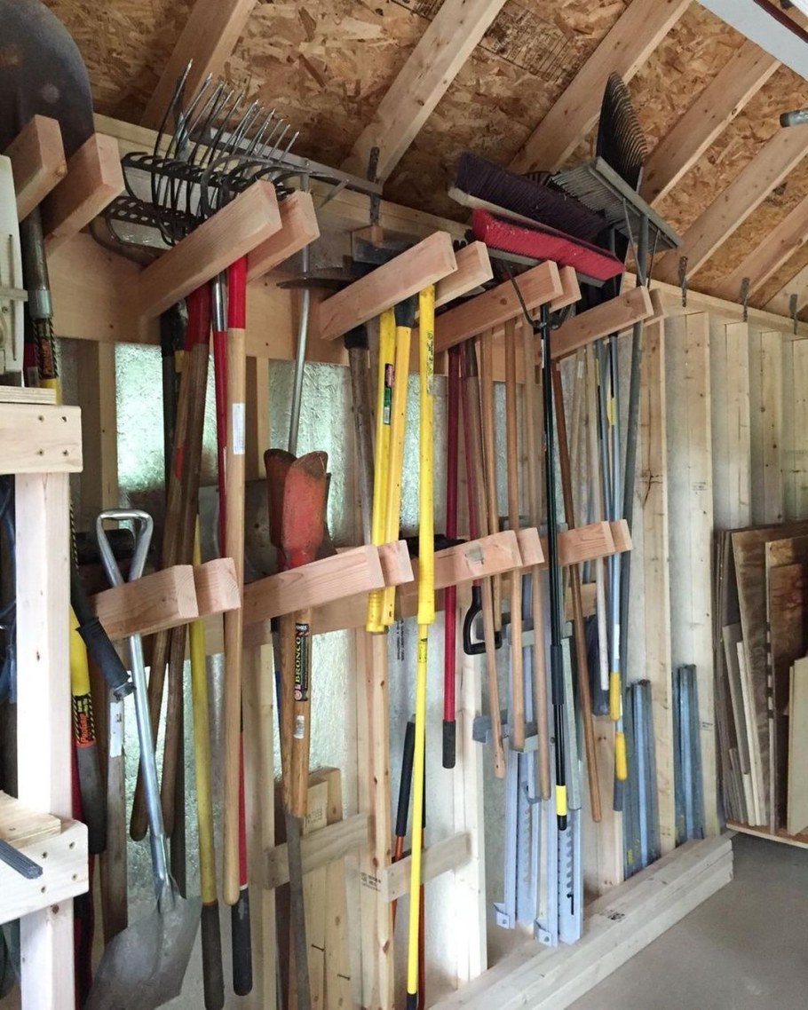 Садовые инструменты в ведре с песком