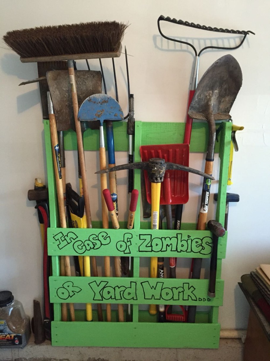 Полки для инвентаря в сарае