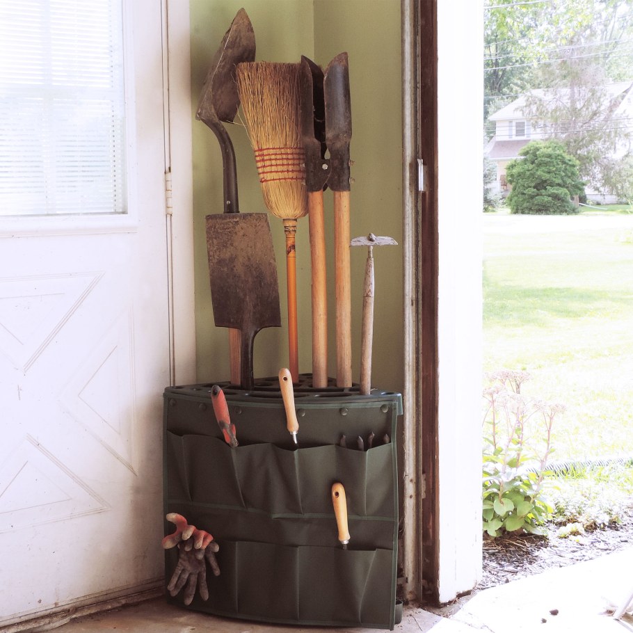 Хранение садового инвентаря в сарае