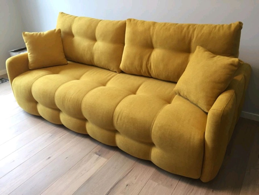 Угловой диван с мягкими подушками