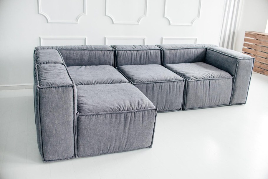 Диван с полками в спинке