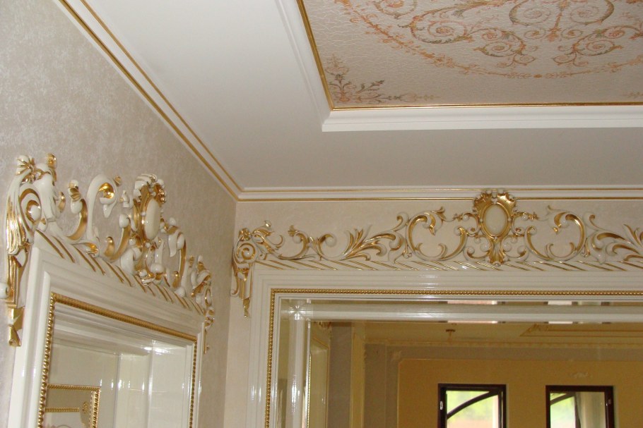 Позолоченная лепнина на потолке
