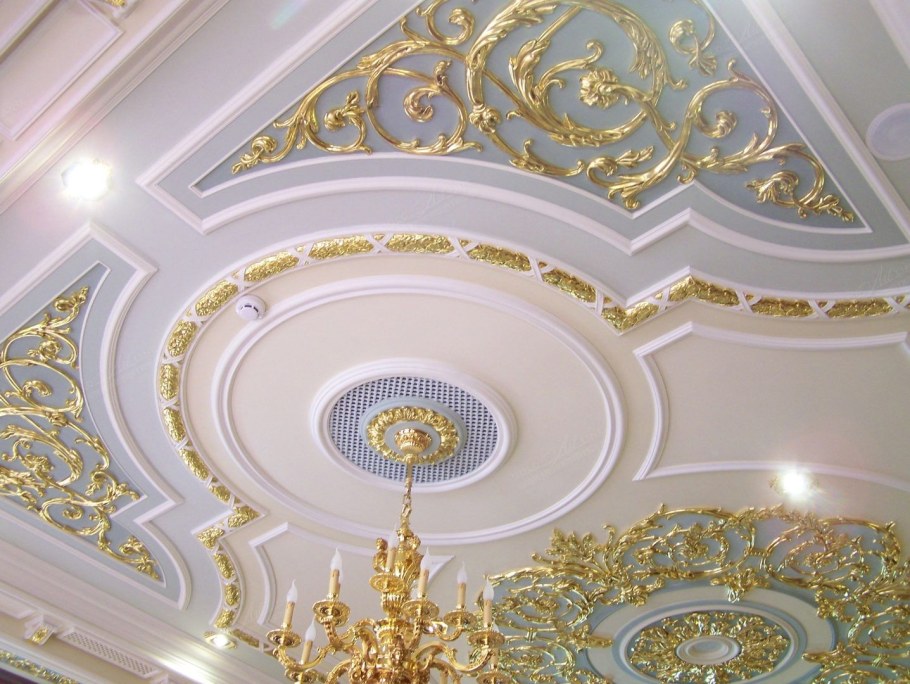 Лепнина на потолке