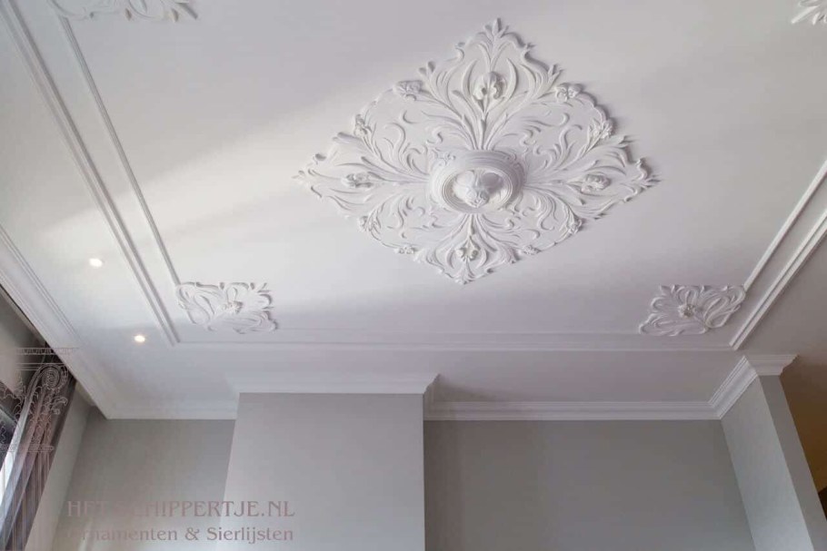Белый потолок с лепниной