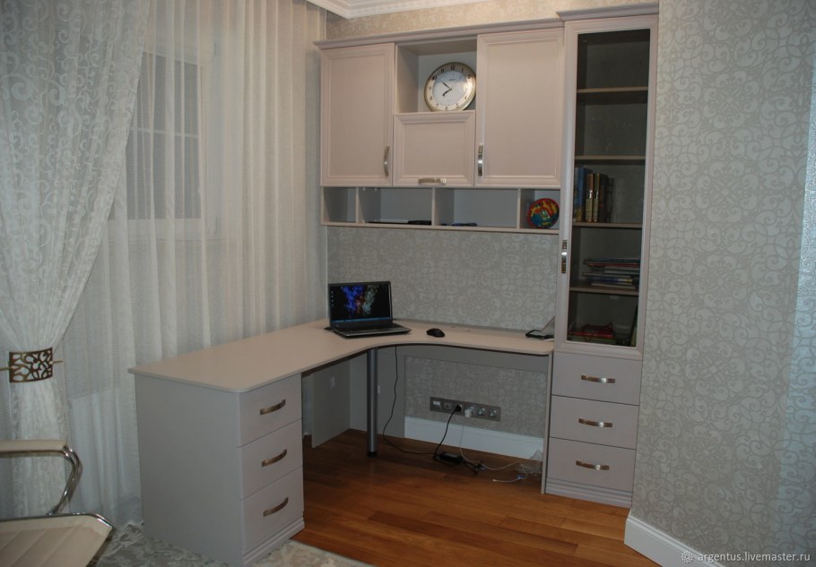 Стол у окна со стеллажами