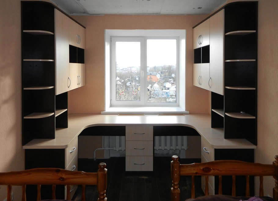 Стол у окна для школьника