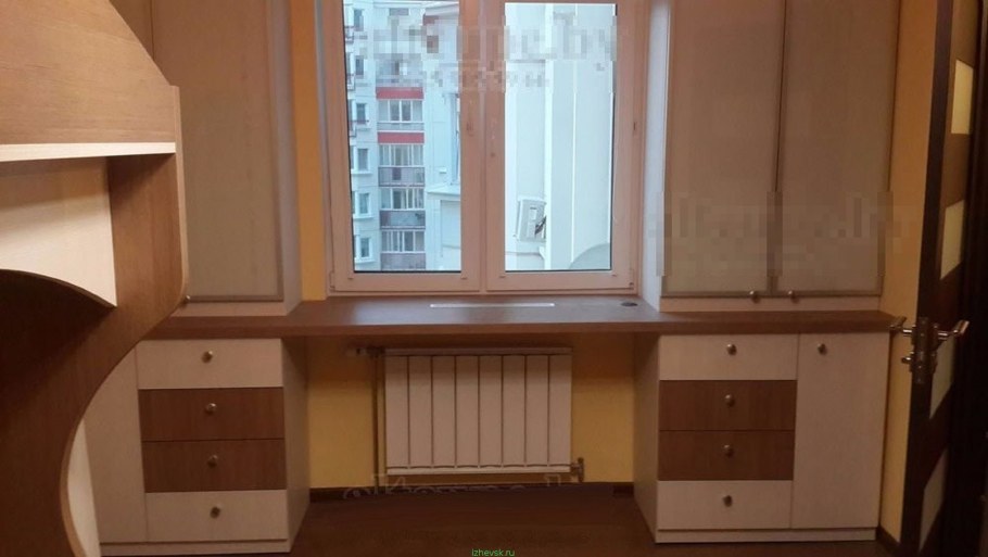 Стол у окна в детской с полками