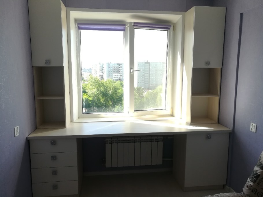 Встроенный стол у окна для школьника