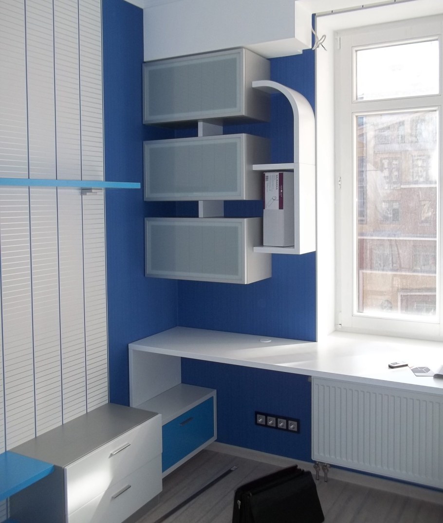 Стол-подоконник в детской