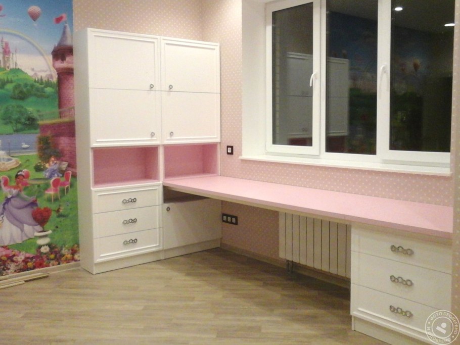 Встроенный письменный стол для школьника