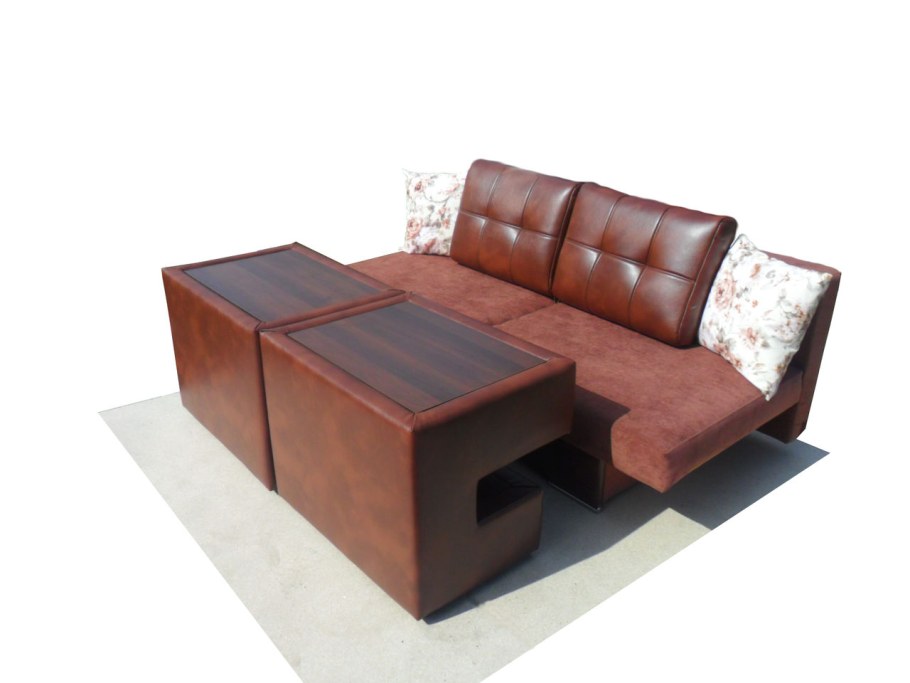 Диван с широкими подлокотниками