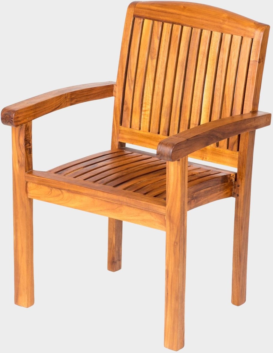 Низкое деревянное кресло