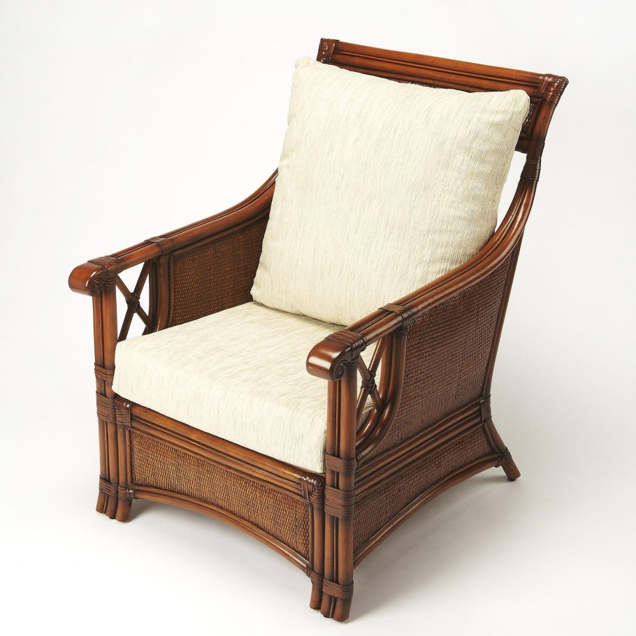 Кресло с широкими деревянными подлокотниками