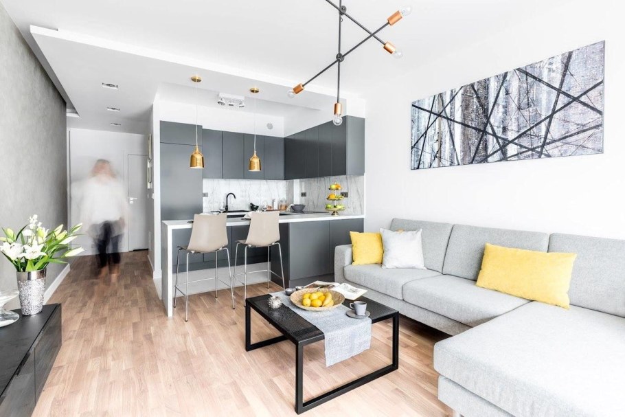 Интерьер студии 28кв с балконом