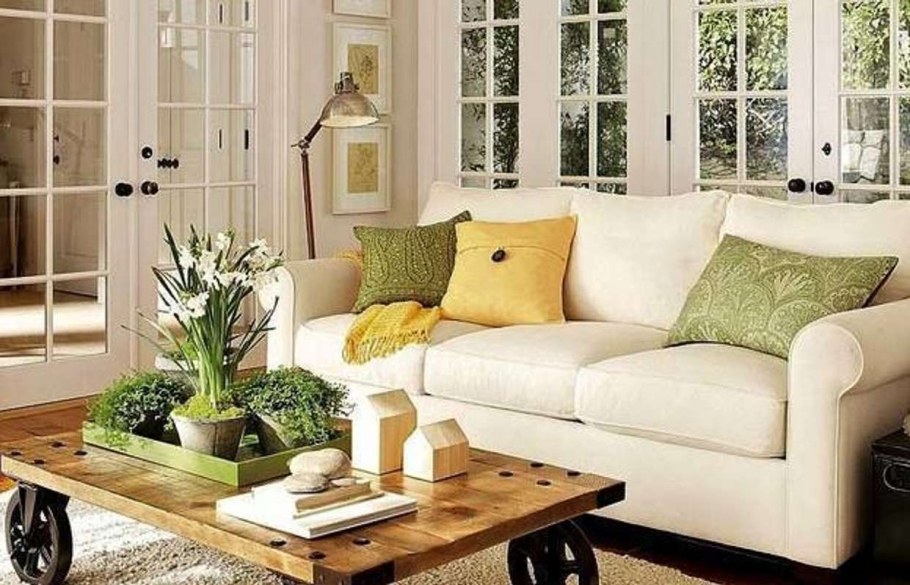 Яркий диван в интерьере гостиной