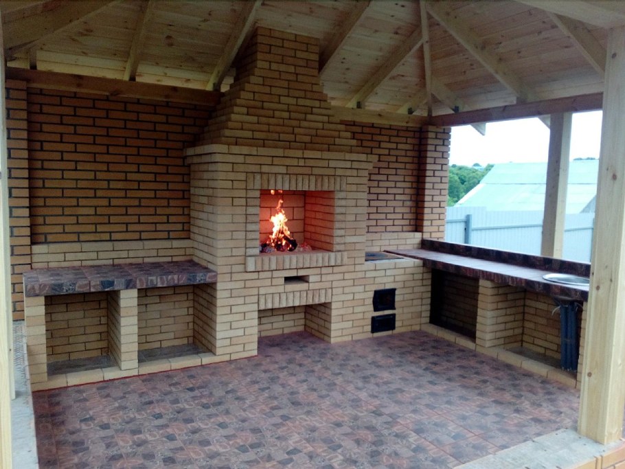 Барбекю из кирпича для беседки