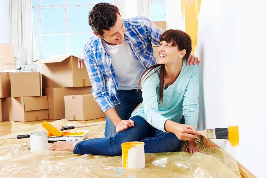 Мужчина делает ремонт