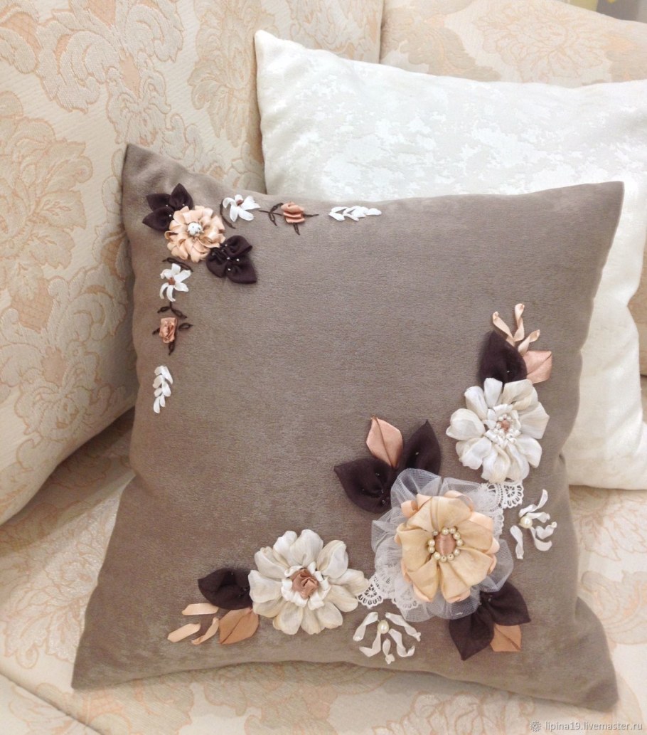 Оригинальные диванные подушки