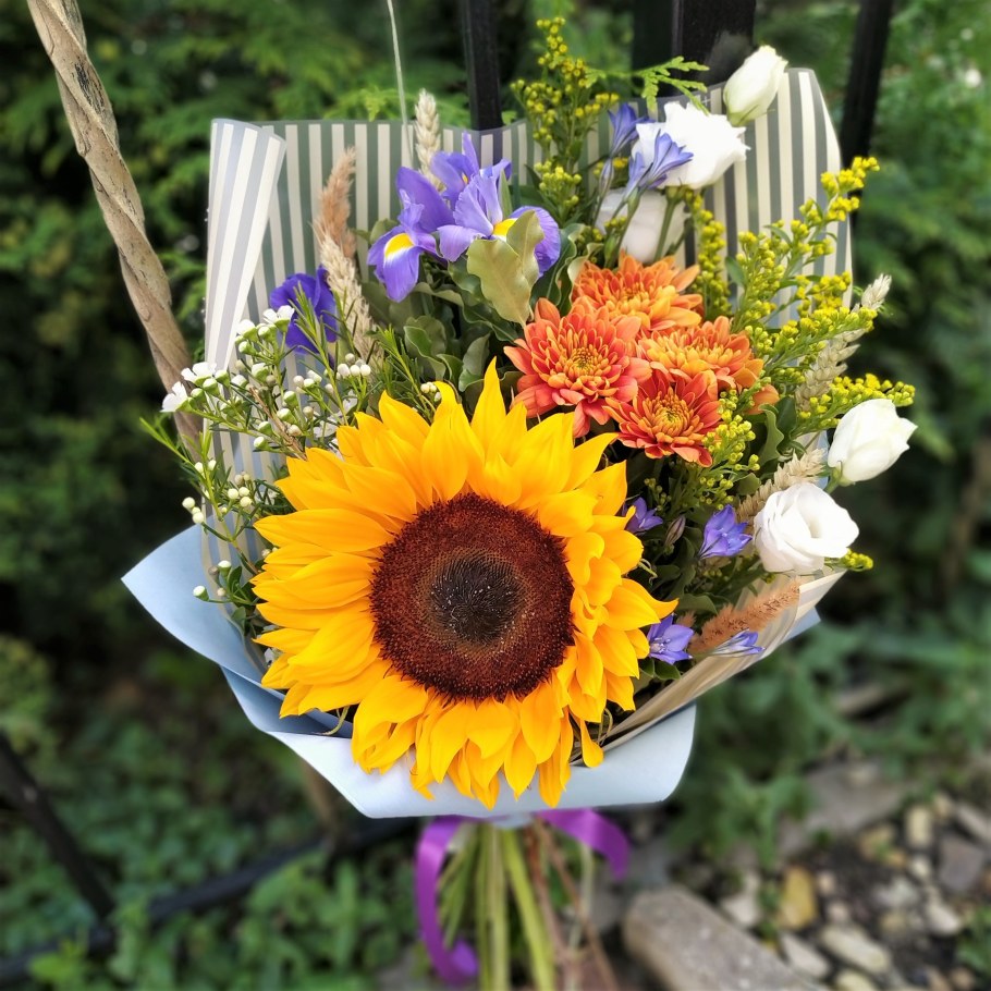 Букет с подсолнухами и хризантемами