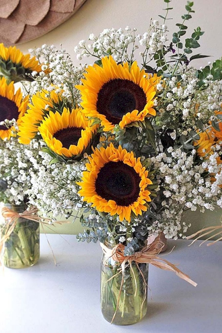Букет с подсолнухами и эустомой