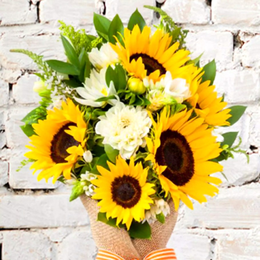 Композиция с подсолнухами в корзине