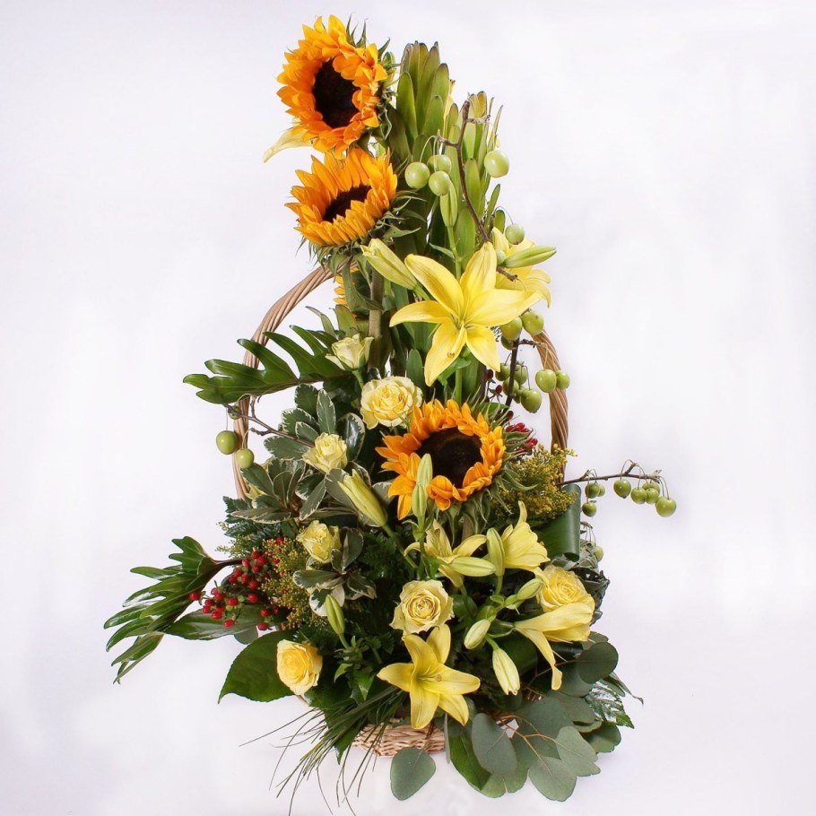 Корзинка с подсолнухами