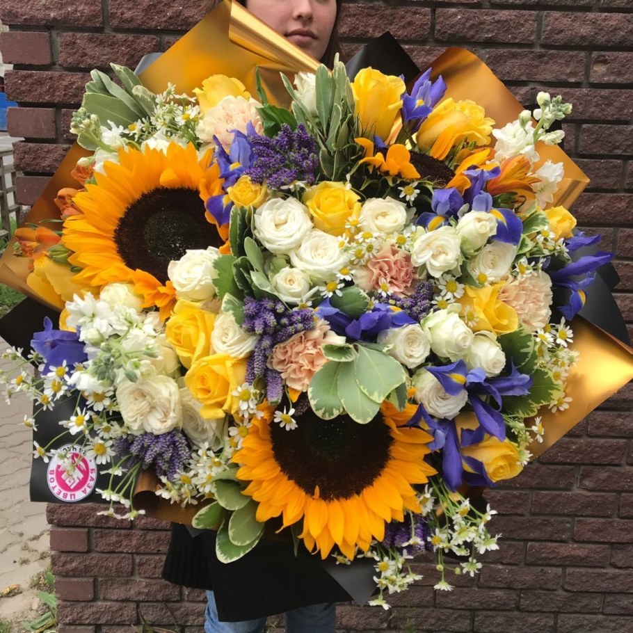 Композиция с подсолнухами в коробке