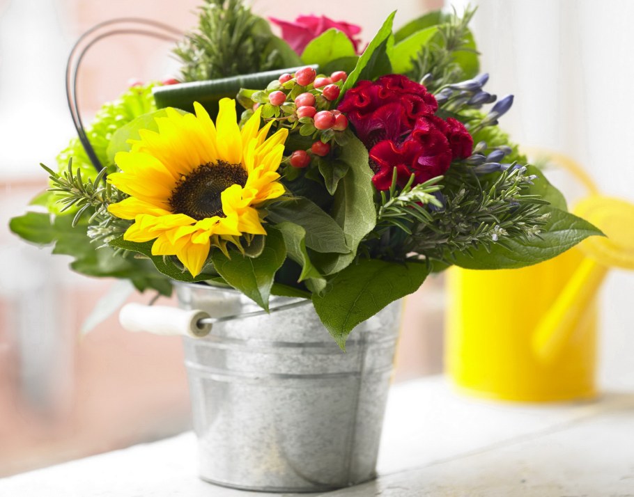 Букет из подсолнухов с гиперикумом