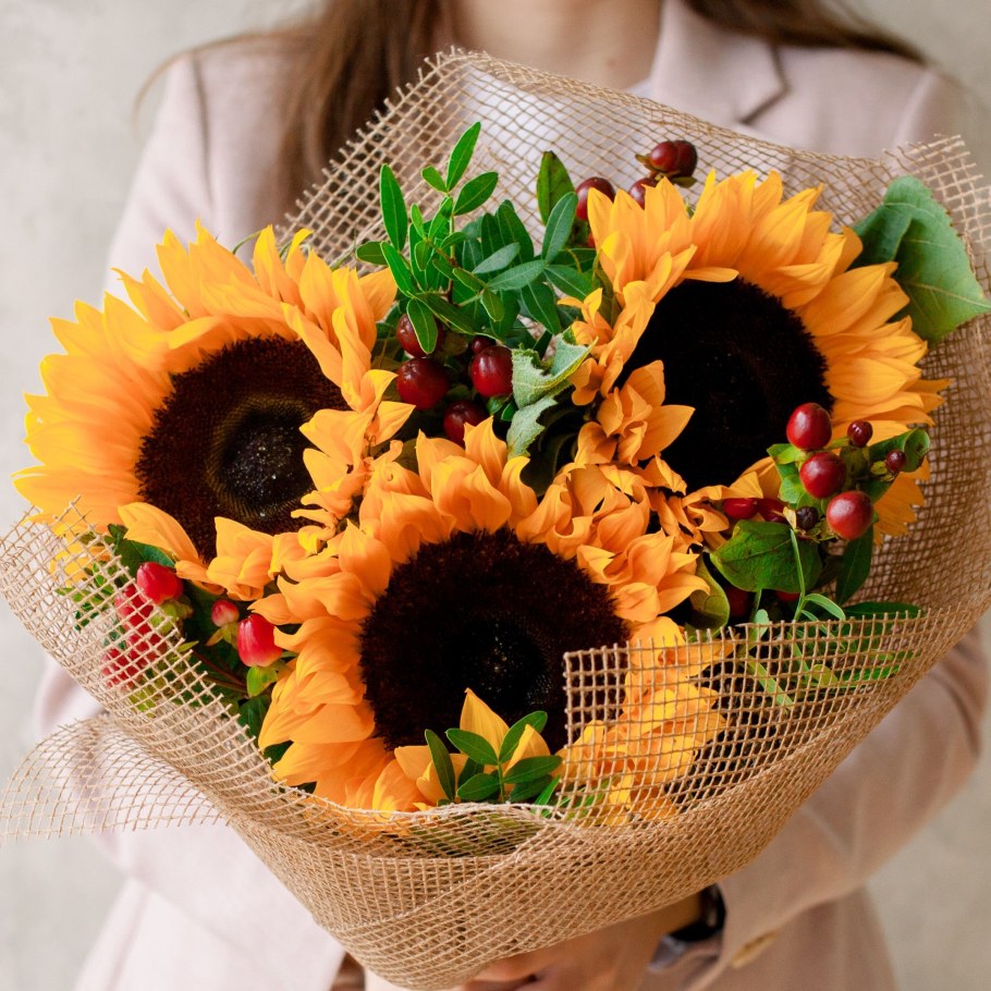 Интерьерная композиция с подсолнухами