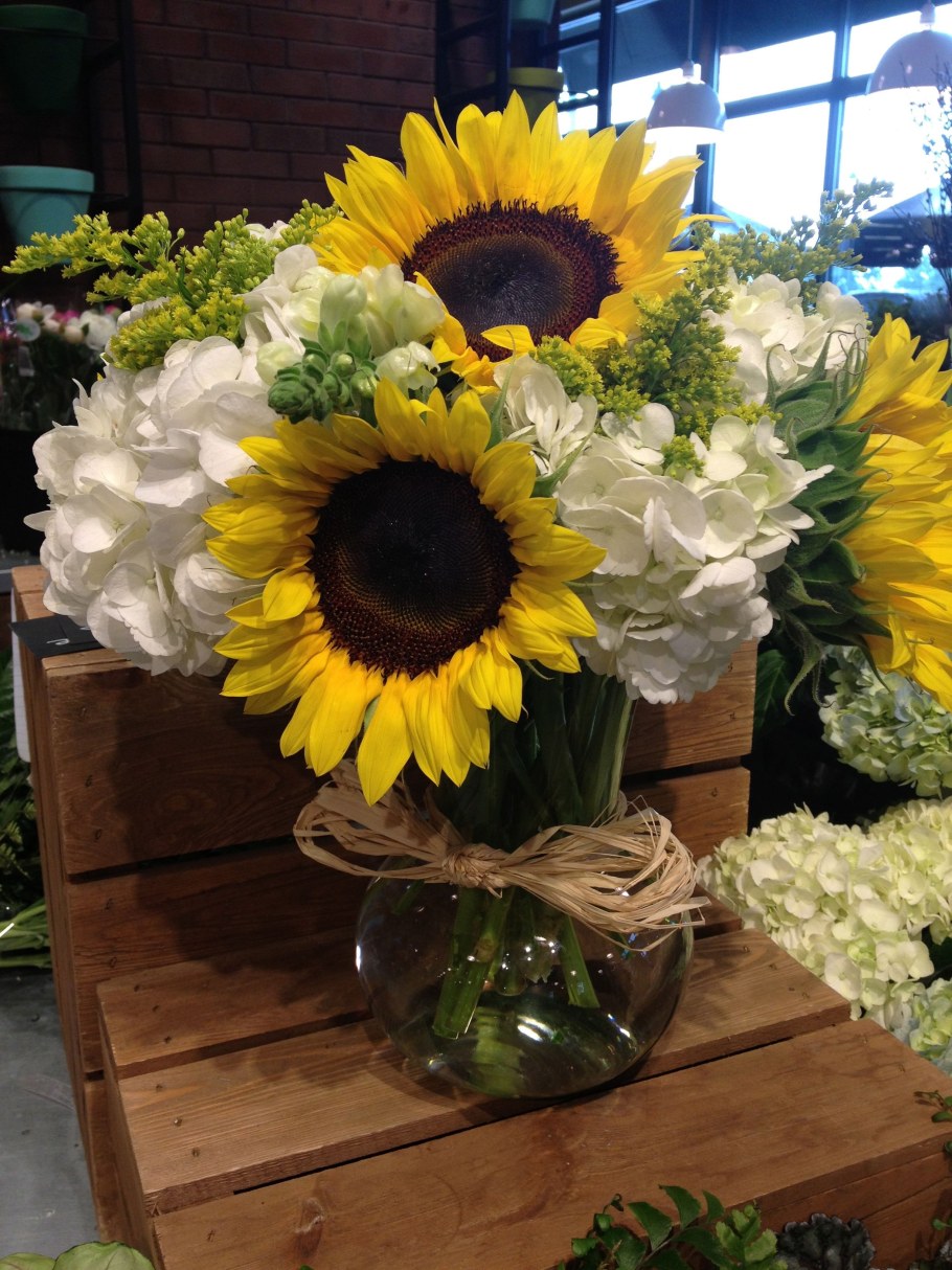 Букет из подсолнухов с гипсофилой