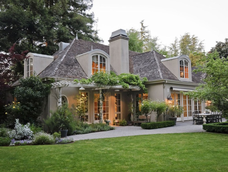 Красивый дом с садом