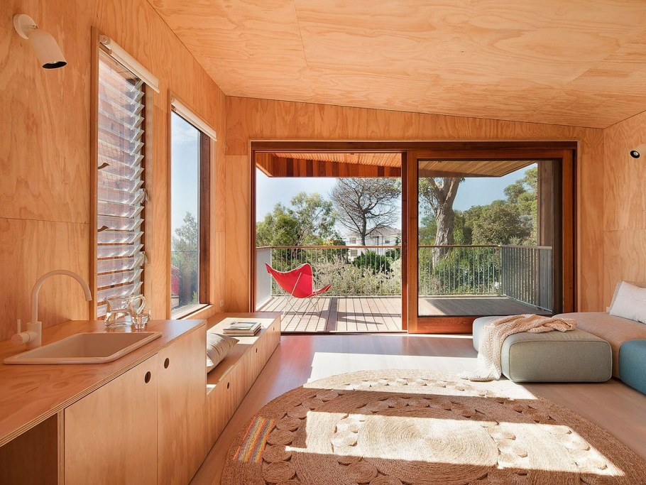 Отделка стен фанерой