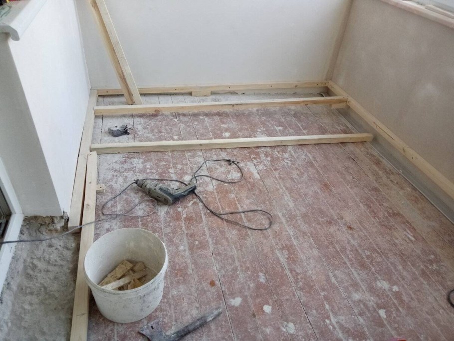 Демонтаж пола на лоджии