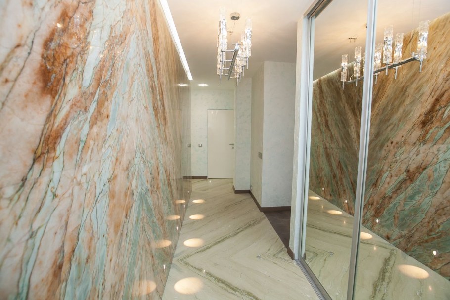 Мраморные стены в коридоре