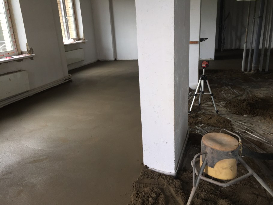 Полусухая стяжка пола в новостройке