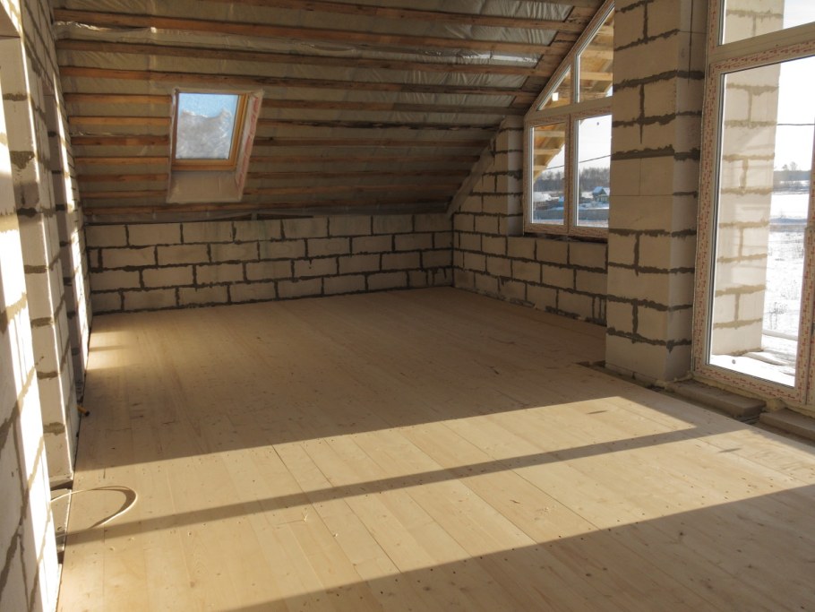 Деревянный пол в деревянном доме