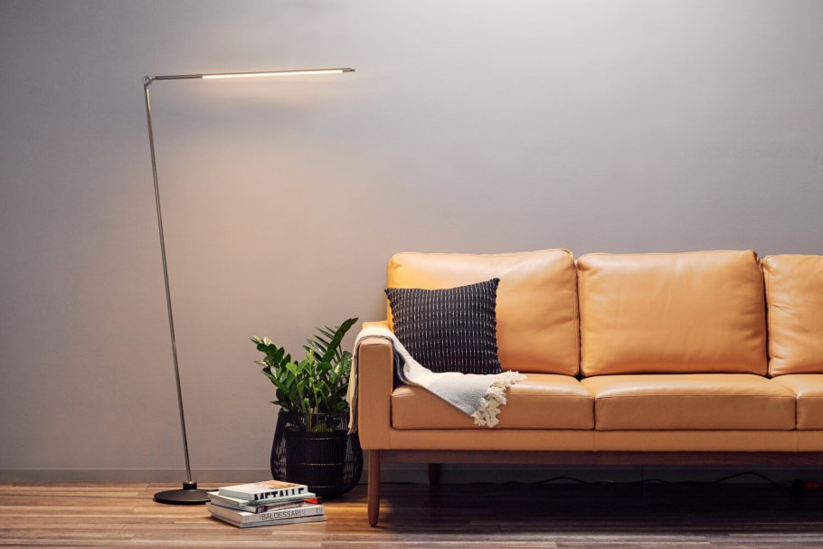 Торшер около дивана